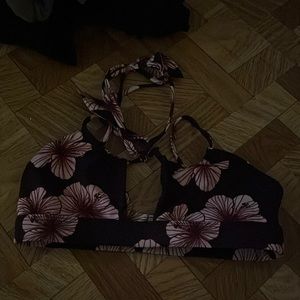 I’m selling a petite benoa Ari top on the print outrigger rarely warn